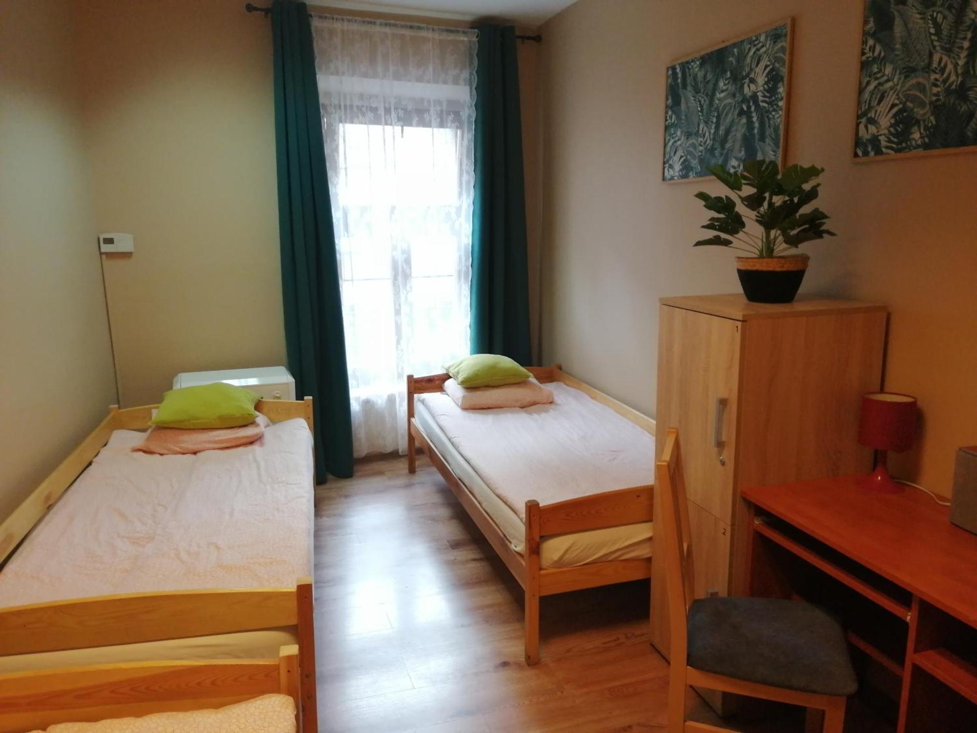 Hostel Gliwice Centrum Parking Room photo
