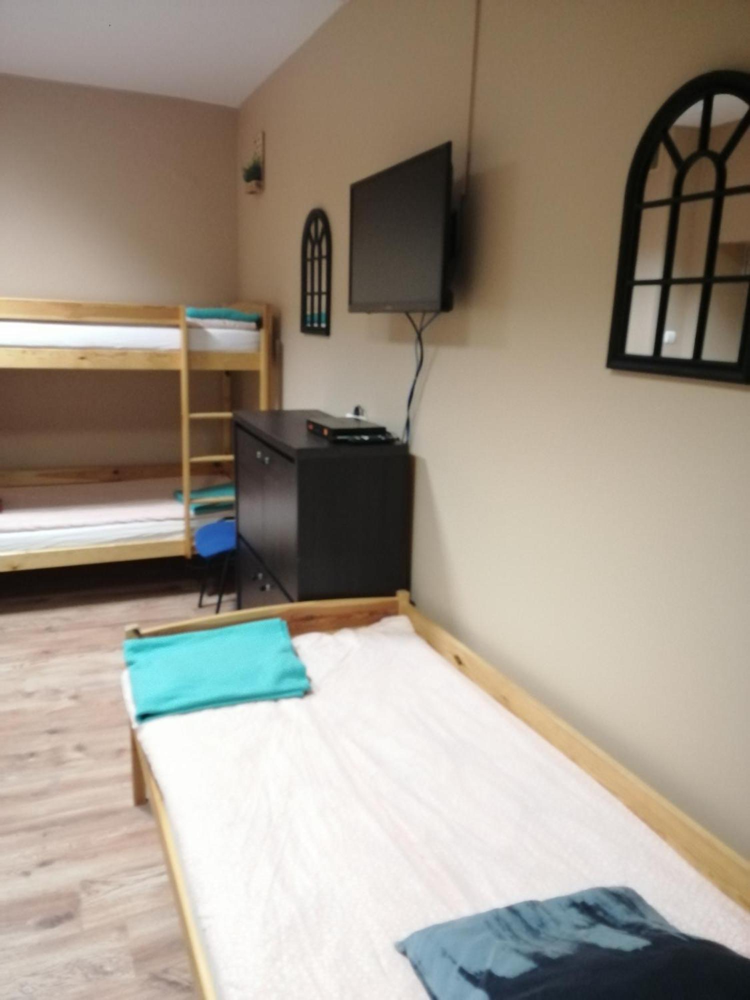 Hostel Gliwice Centrum Parking Room photo